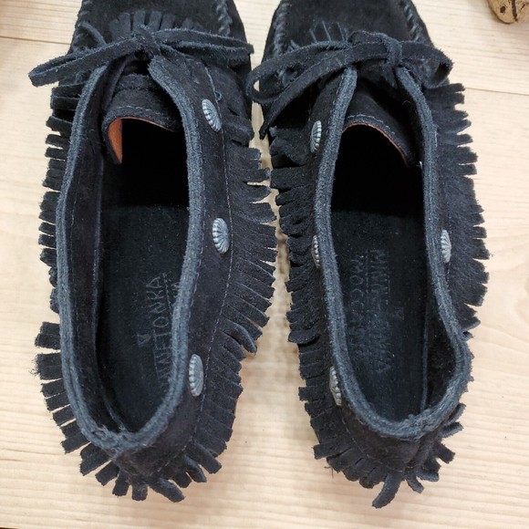 Minnetonka Moccasin Ankle Boots Stud Fringe Suede Black Lace Hard Sole Sz 8 Boho - Picture 11 of 13